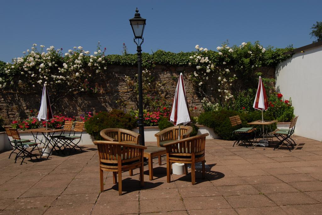 Oaklands Lodge Hotel Saint Saviour 외부 사진