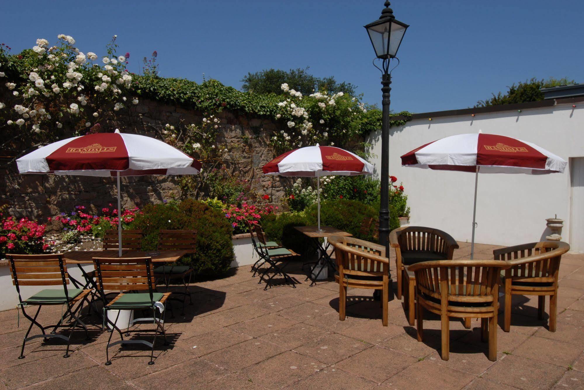 Oaklands Lodge Hotel Saint Saviour 외부 사진