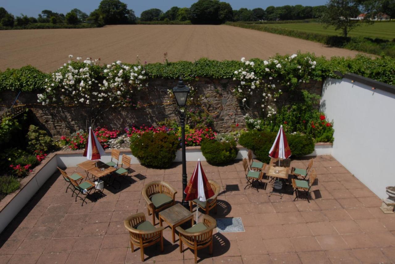 Oaklands Lodge Hotel Saint Saviour 외부 사진